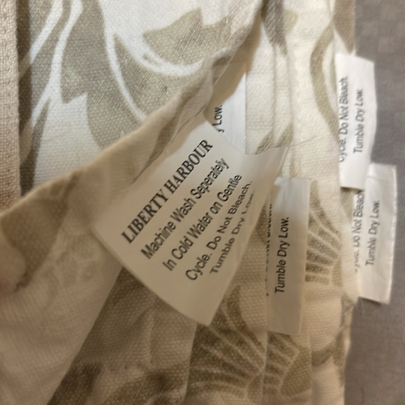 Cloth table linens, napkins, placemats, and runner - Picture 6 of 6